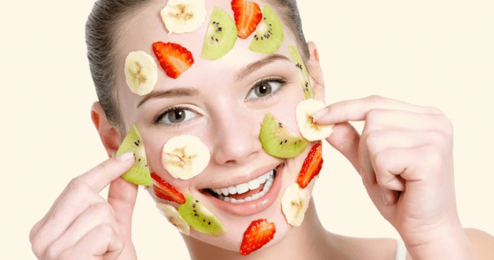 फ्रूट फेस पैक गर्मियों में मुरझा गई त्वचा के लिए