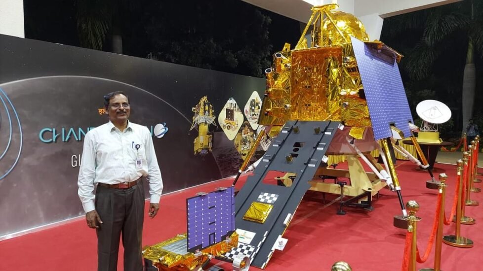 डॉ. वी. नारायणन, वी नारायणनV. Narayanan, who will take over as ISRO Chairman from January 14, poses near a model of the Chandrayaan-3 moon lander. डॉ. वी. नारायणन, वी नारायणनV. Narayanan, who will take over as ISRO Chairman from January 14, poses near a model of the Chandrayaan-3 moon lander.
