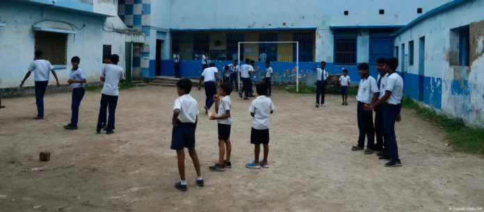 पश्चिम बंगाल में बिना छात्रों के ही चल रहे हैं हजारों स्कूल