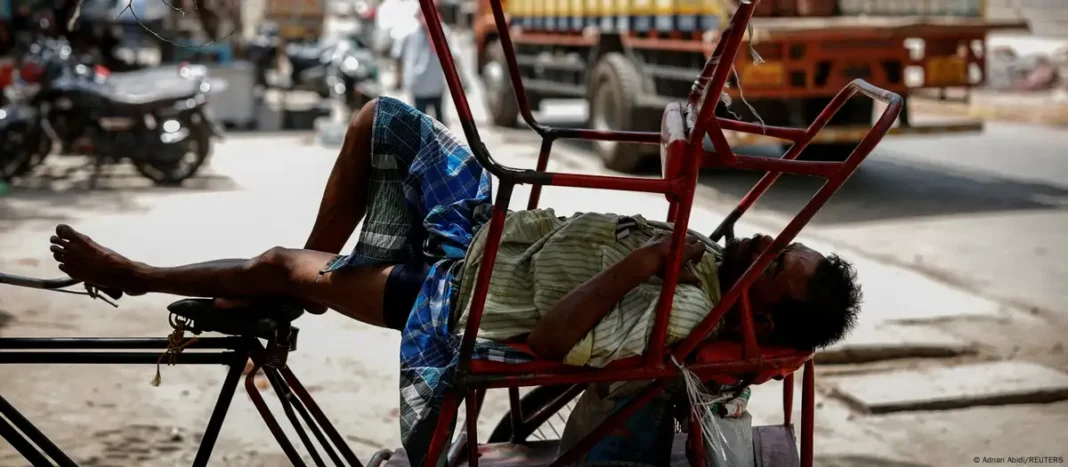 भारत में दिहाड़ीदारों के लिए साल 2024 की गर्मी दोहरी मार साबित हुई भारत में दिहाड़ीदारों के लिए साल 2024 की गर्मी दोहरी मार साबित हुई