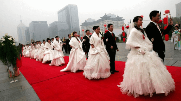 चीन के युवा शादी से क्यों भाग रहे हैं?