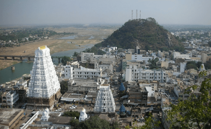 श्रीकालहस्ती मंदिर में शिव जी की वायुलिंगम रूप में पूजा