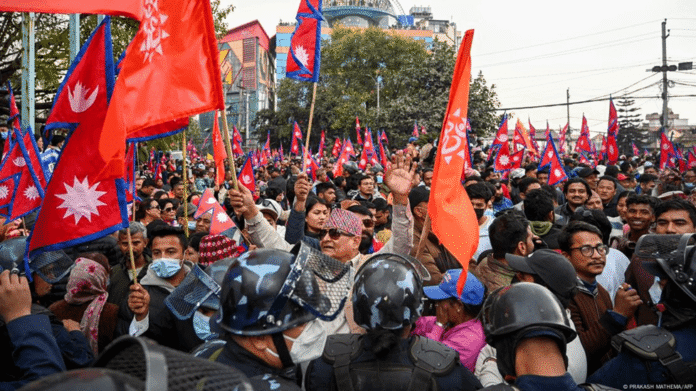 नेपाल में “महाराज लौटो, देश बचाओ” के नारे क्यों लग रहे हैं?