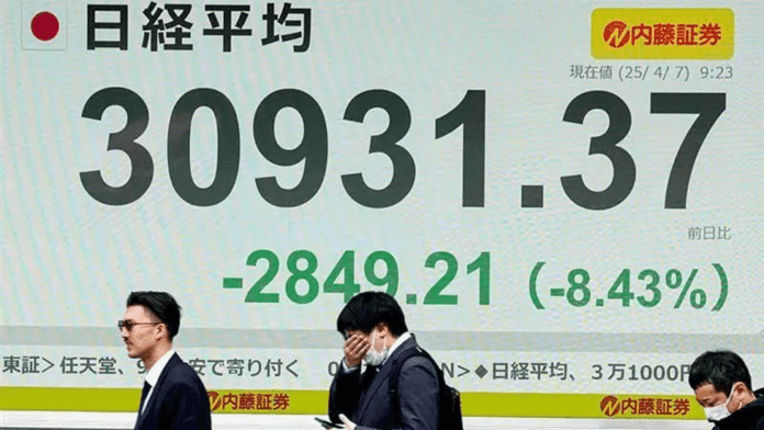 शेयर बाजार : टैरिफ़ की मार से गिरे दुनिया के बाजार, लेकिन भारत में थोड़ी सी राहत