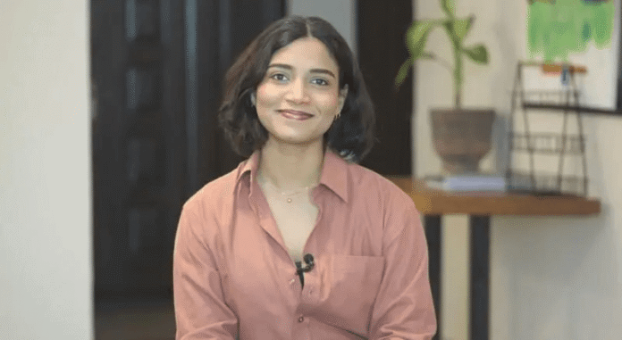 पाकिस्तान की इशा को योग के दौरान परेशान करते कट्टरपंथी और नफ़रत भरे ऑनलाइन मैसेज