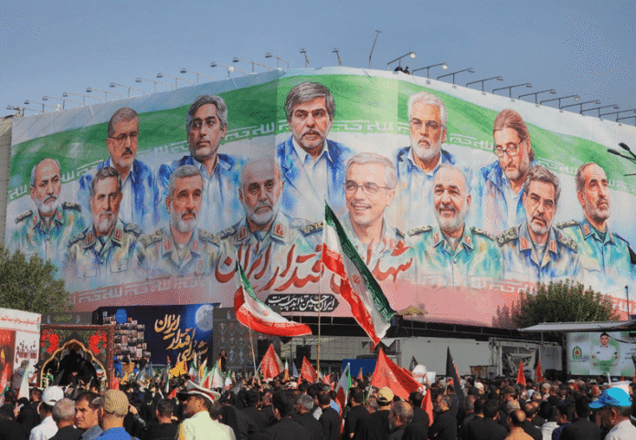 ईरान में इसराइल द्वारा मारे गए सैन्य अधिकारियों का सामूहिक अंतिम संस्कार