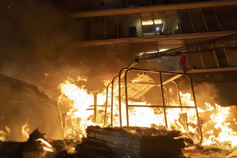 उस्मान हादी की मौत के बाद भीड़ ने प्रोथोम आलो और डेली स्टार के दफ़्तरों में तोड़फोड़ और आगजनी की.